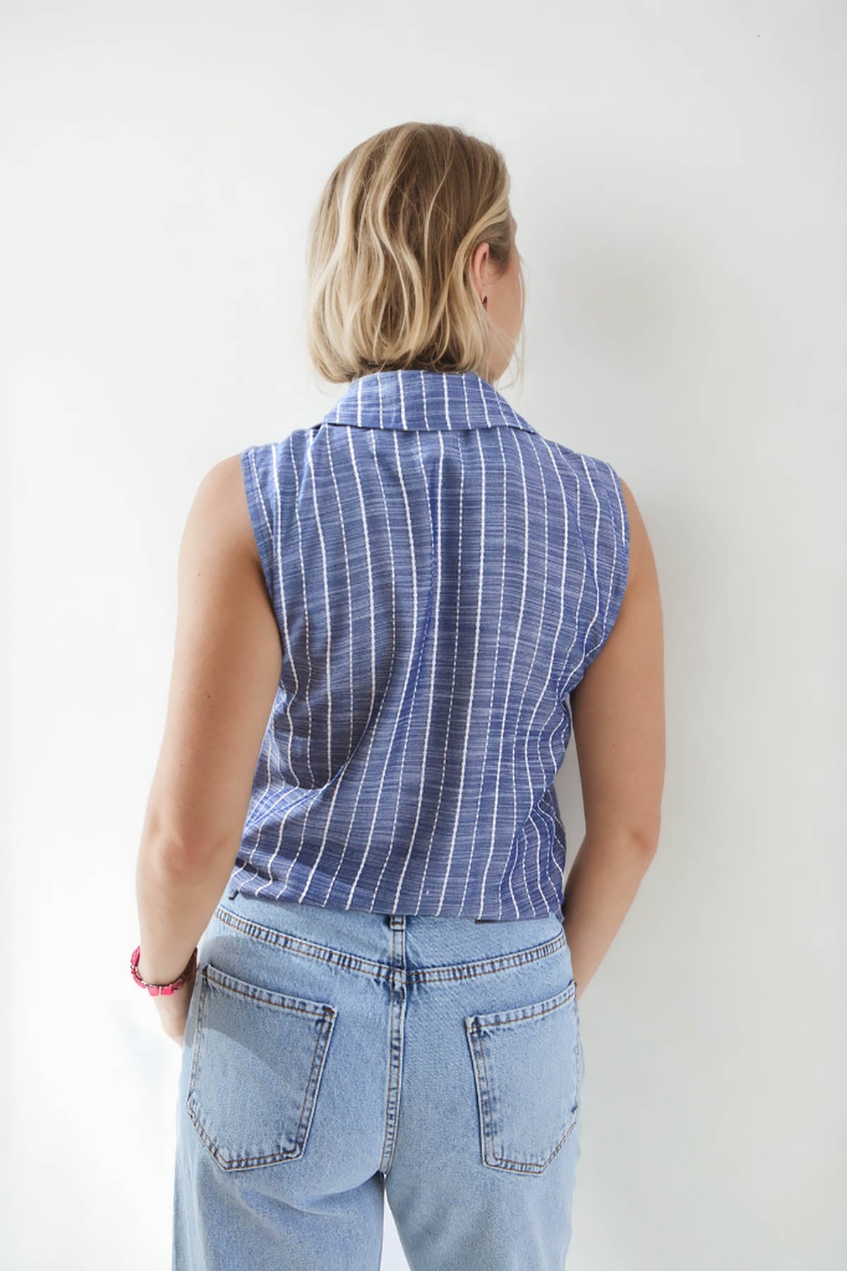 SLEEVELESS SHIRT WITH WAIST LINKED LINES