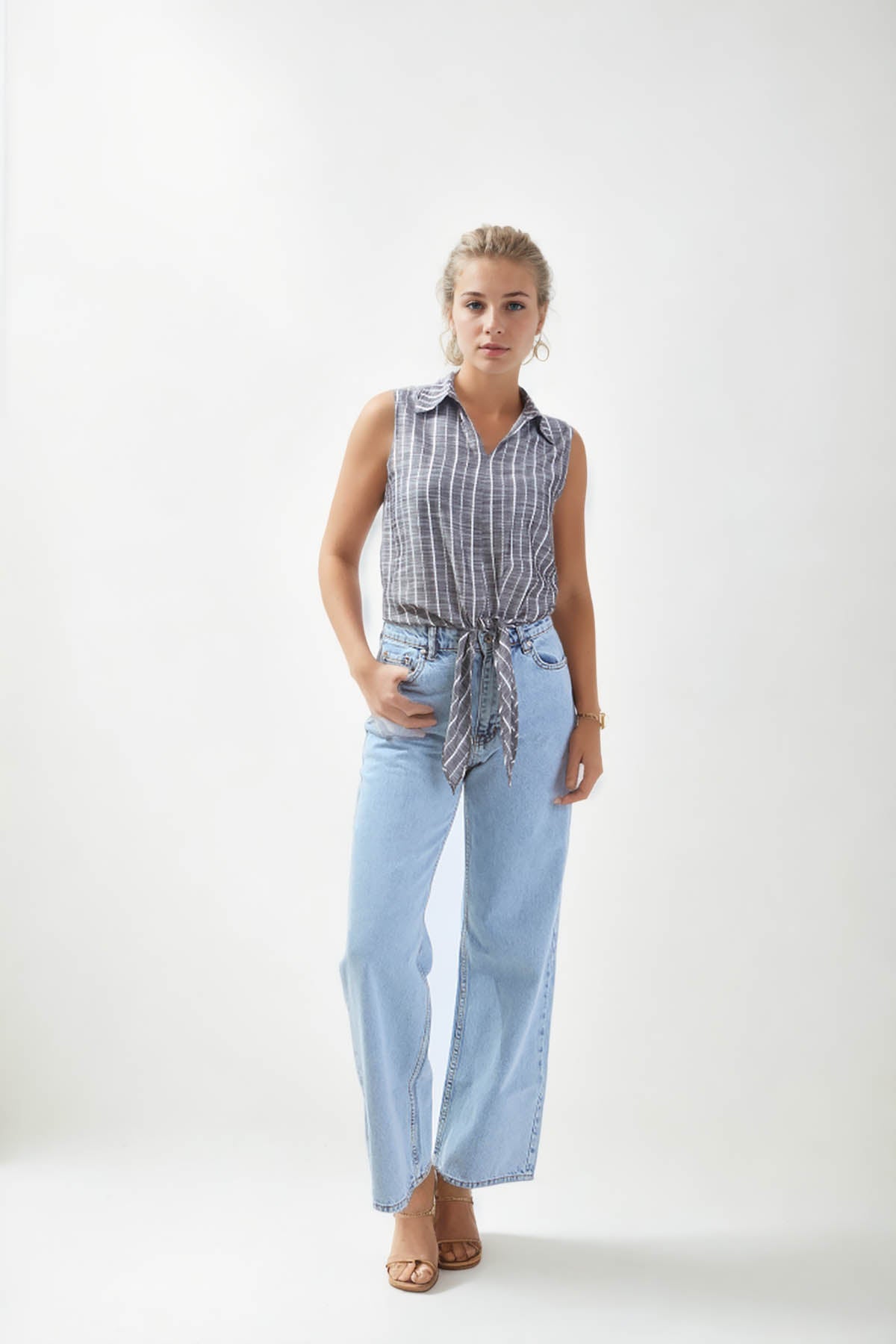 SLEEVELESS SHIRT WITH WAIST LINKED LINES