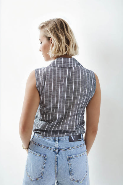 SLEEVELESS SHIRT WITH WAIST LINKED LINES