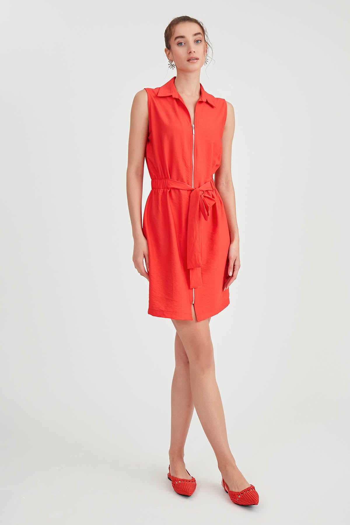 SLEEVELESS DRESS WITH WAIST-STRAPPED FRONT
