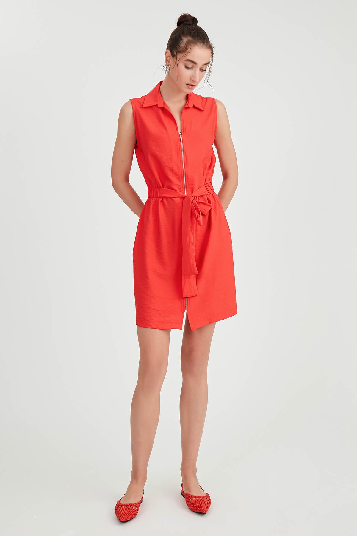 SLEEVELESS DRESS WITH WAIST-STRAPPED FRONT