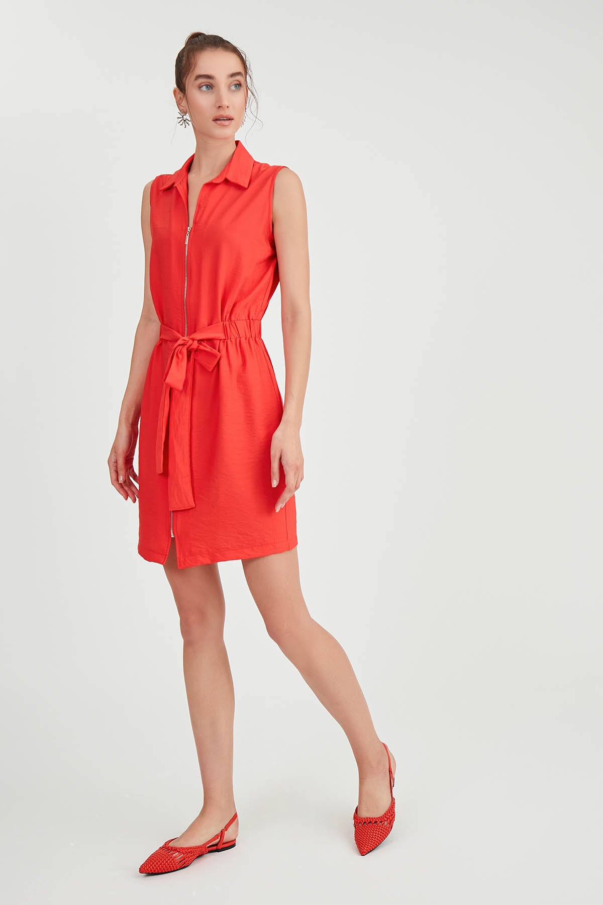 SLEEVELESS DRESS WITH WAIST-STRAPPED FRONT