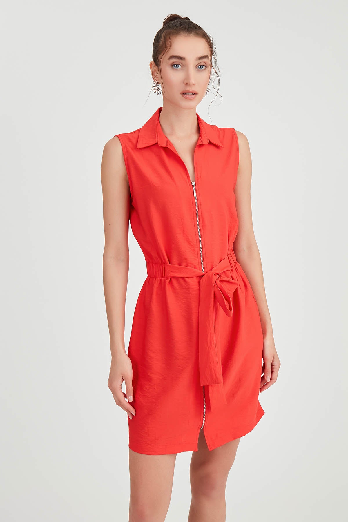 SLEEVELESS DRESS WITH WAIST-STRAPPED FRONT