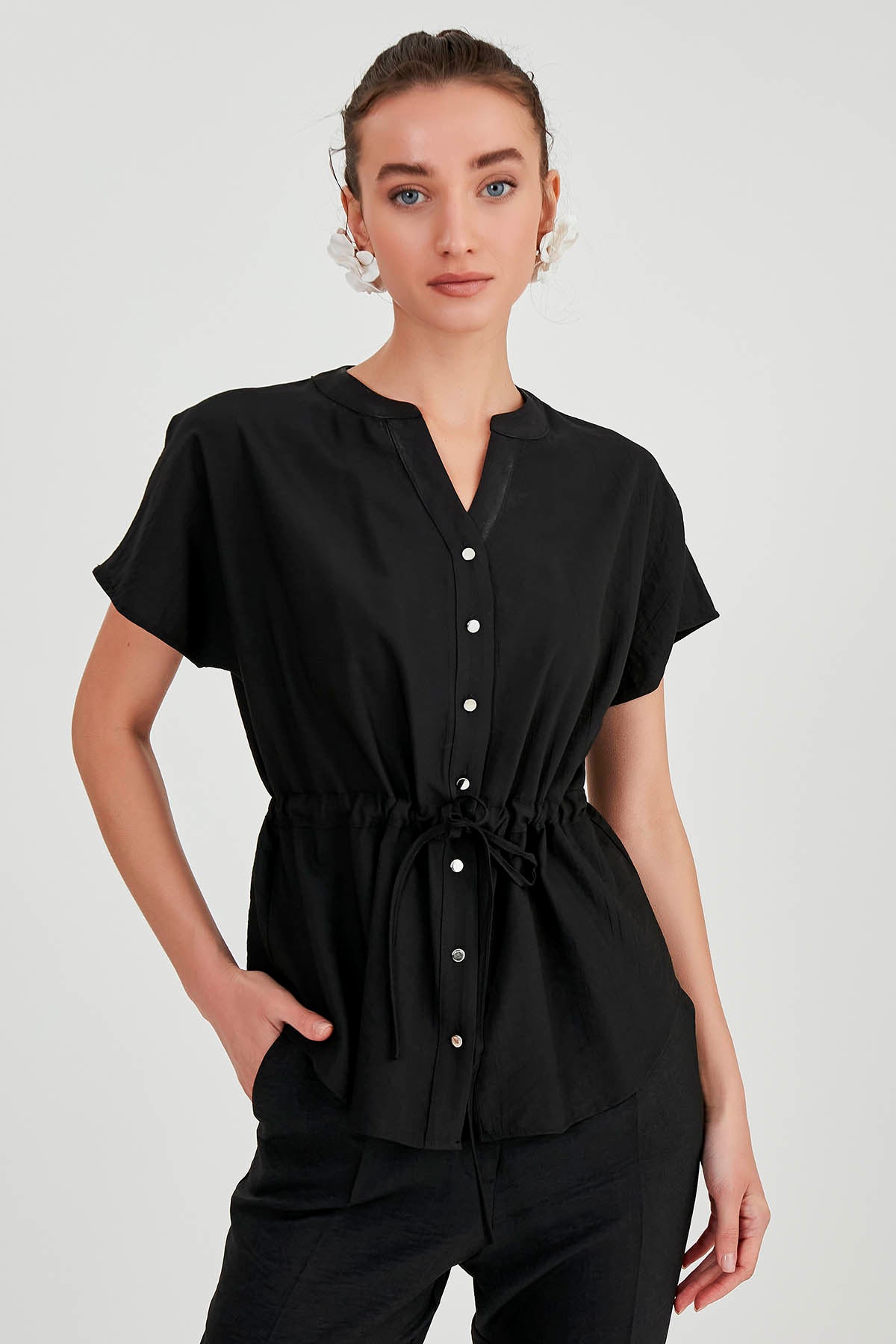 LOOSE BLOUSE WITH RUCKLEBAR BUTTONS
