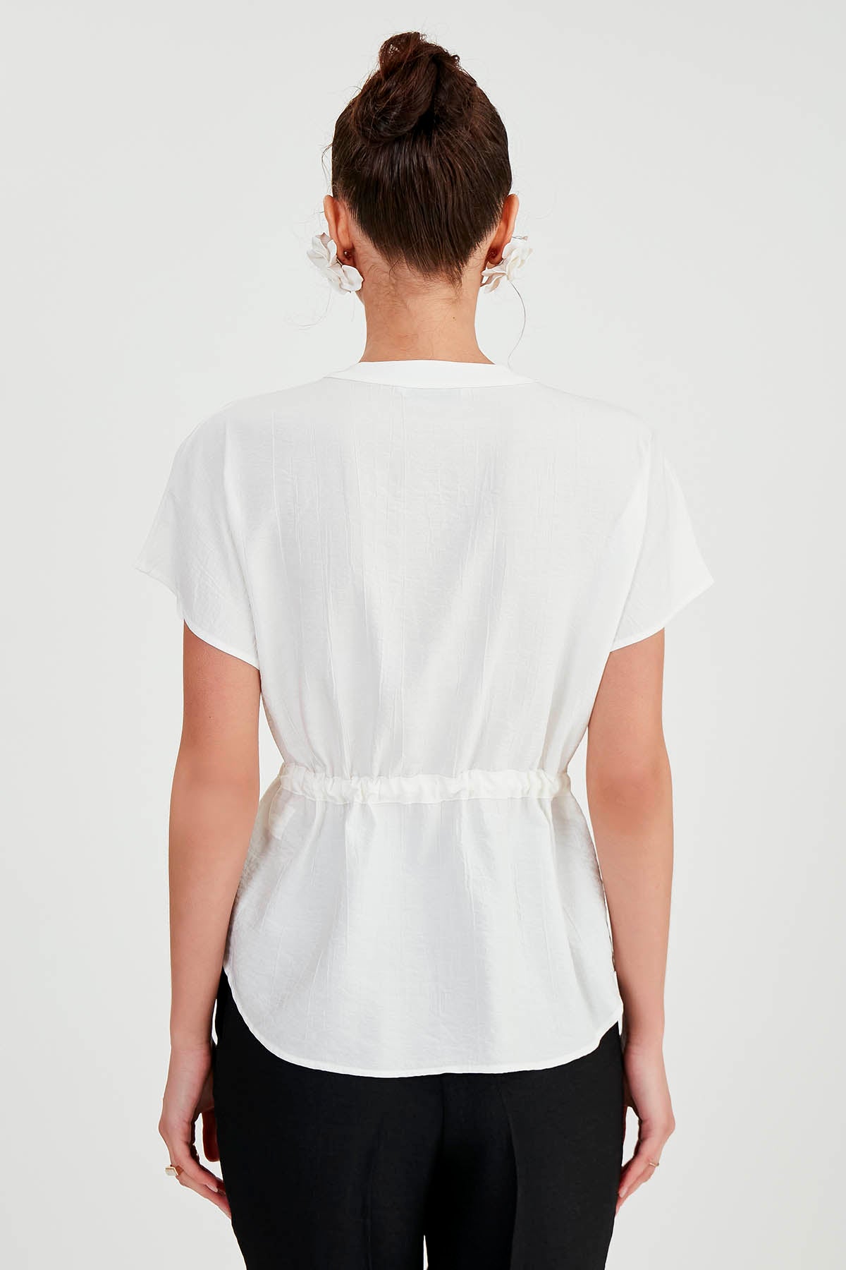 LOOSE BLOUSE WITH RUCKLEBAR BUTTONS