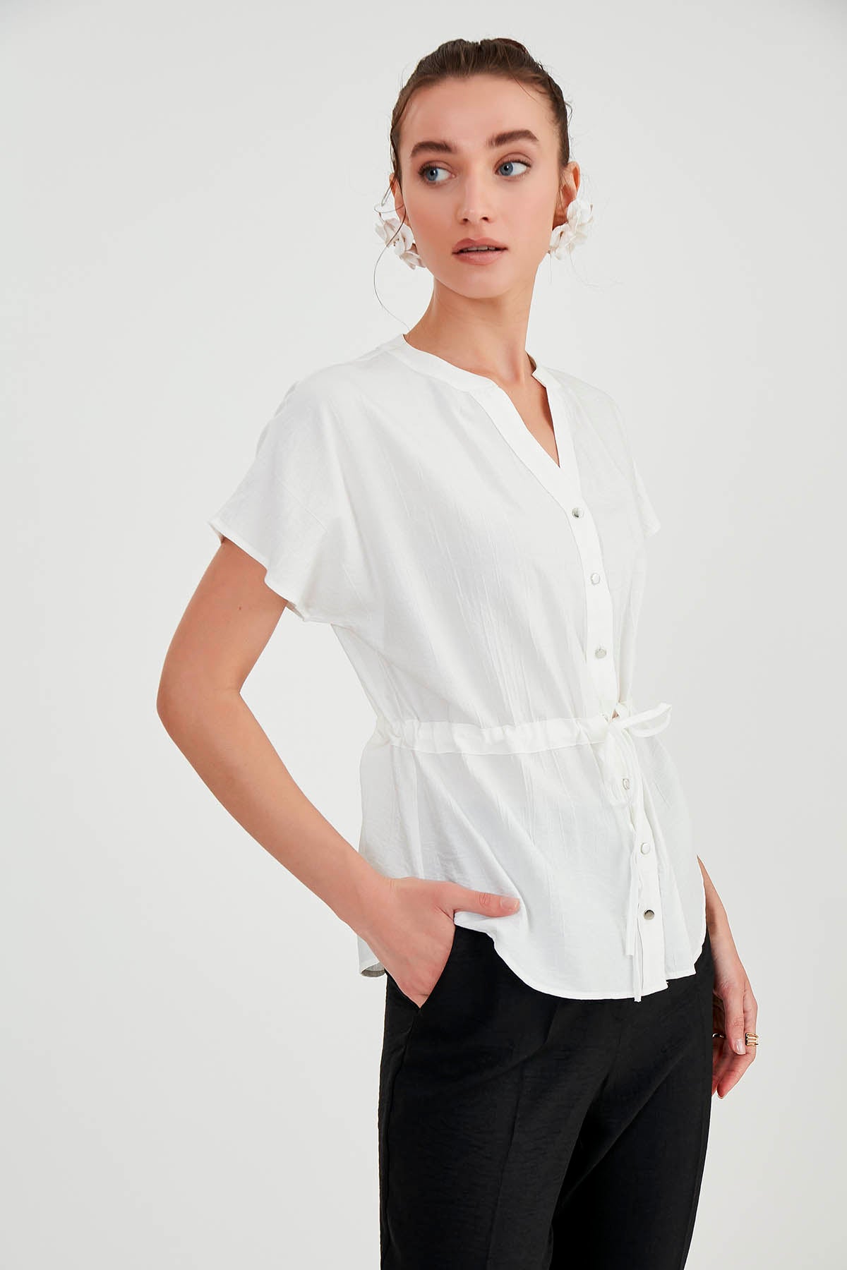 LOOSE BLOUSE WITH RUCKLEBAR BUTTONS