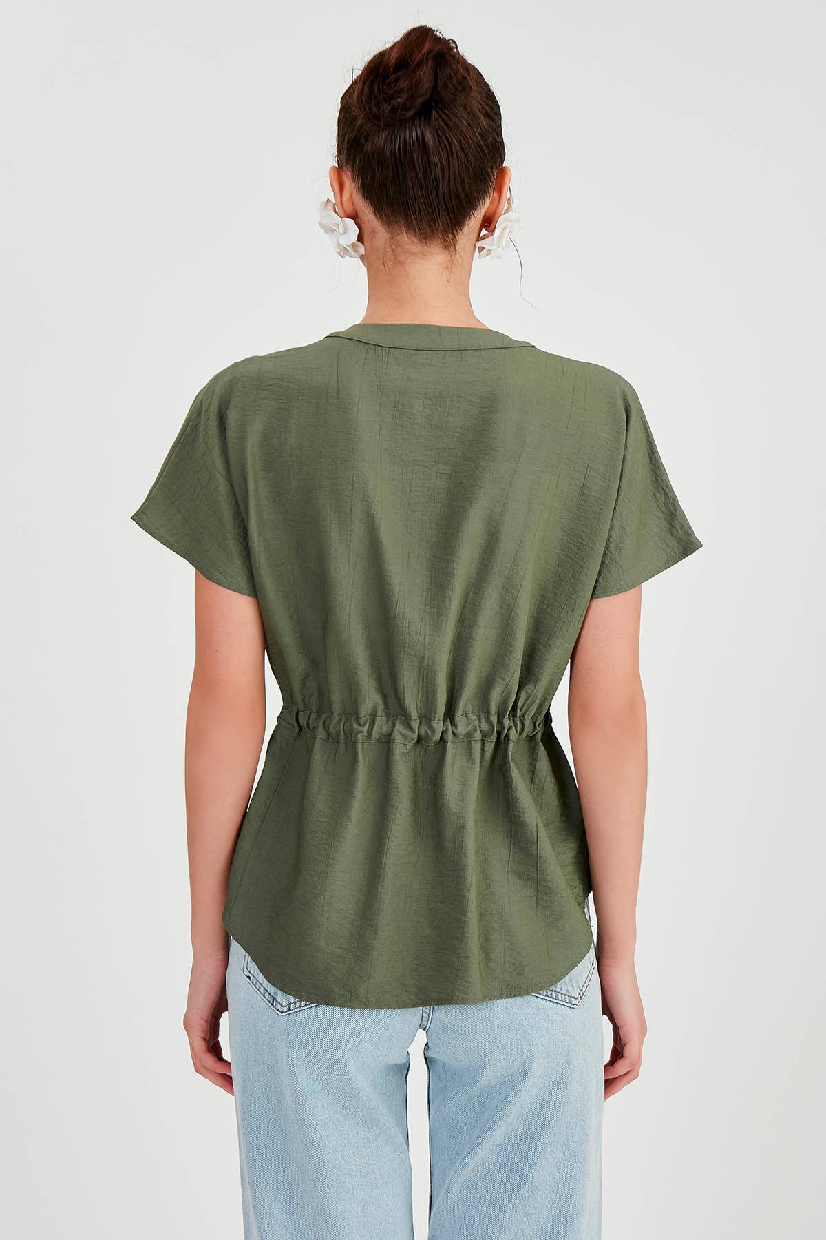 LOOSE BLOUSE WITH RUCKLEBAR BUTTONS