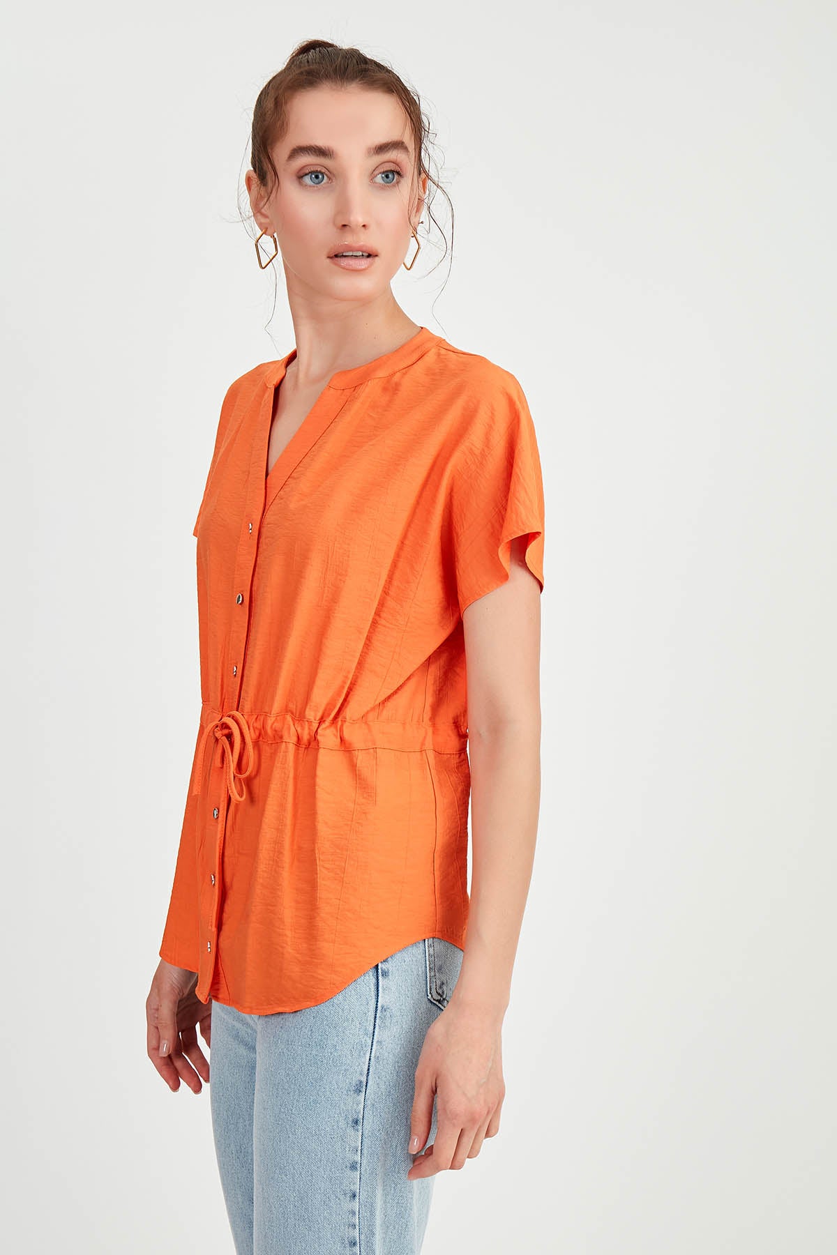 LOOSE BLOUSE WITH RUCKLEBAR BUTTONS