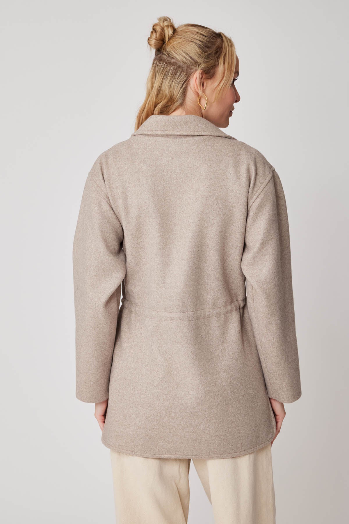 JACKET WITH WAIST-TWISTED FRONT BUTTON POCKET