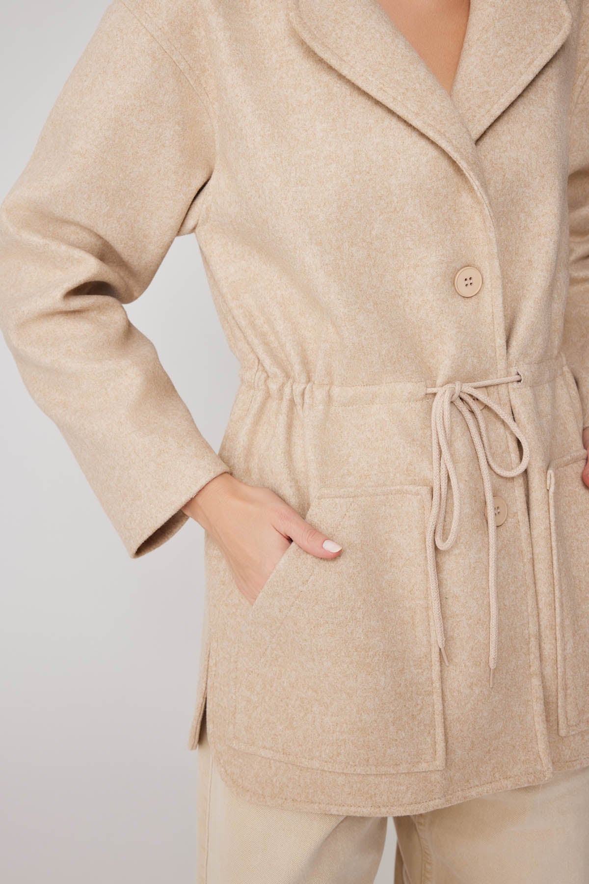 JACKET WITH WAIST-TWISTED FRONT BUTTON POCKET