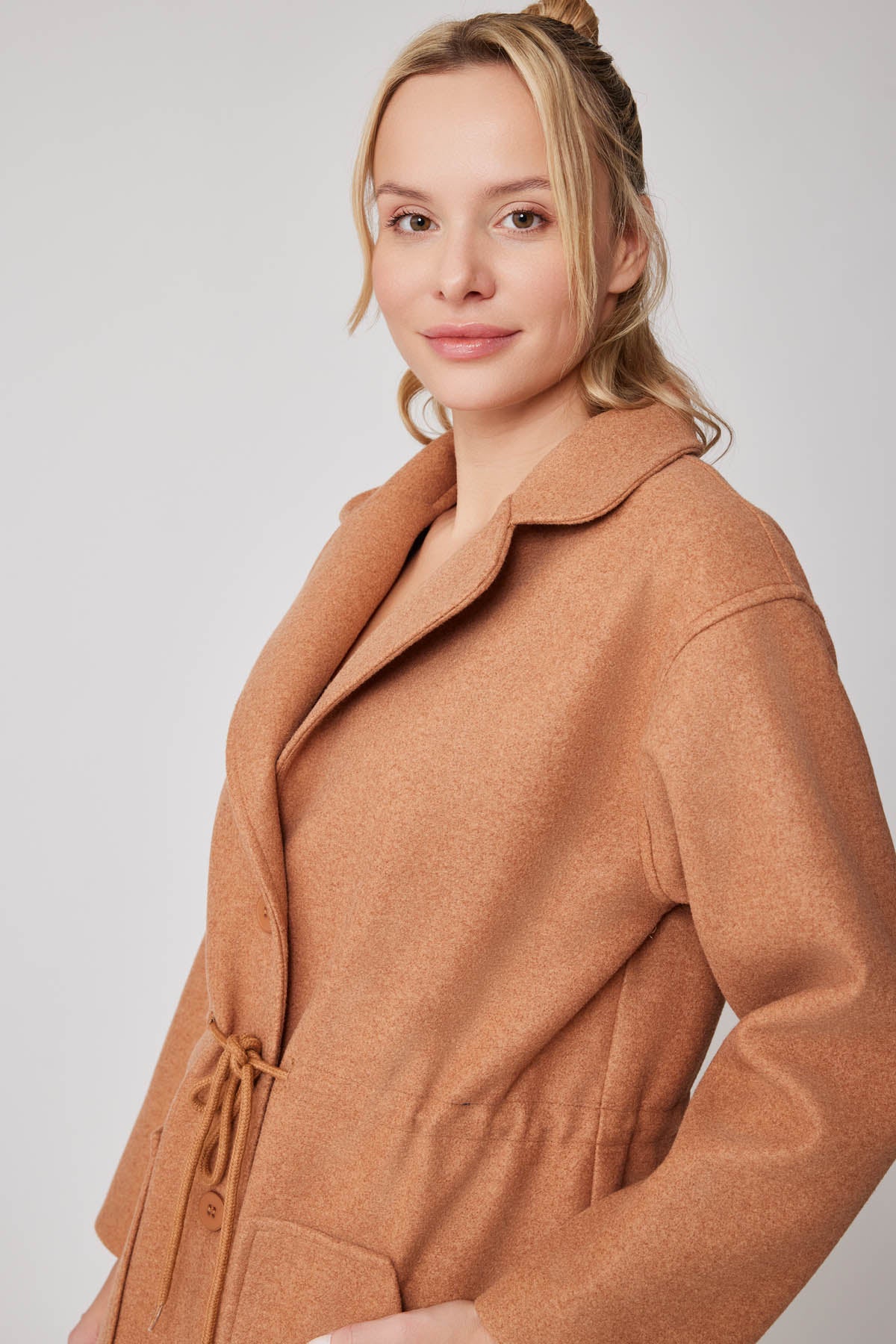 JACKET WITH WAIST-TWISTED FRONT BUTTON POCKET