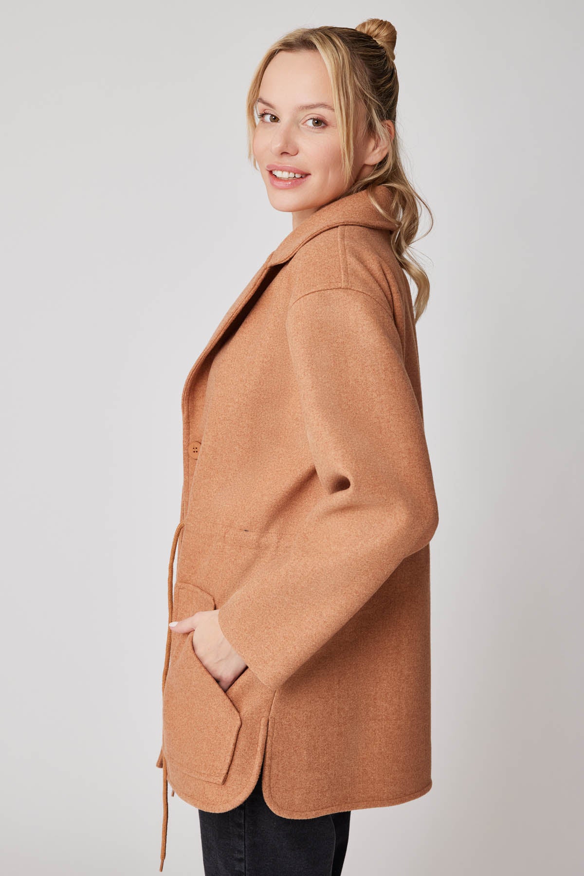 JACKET WITH WAIST-TWISTED FRONT BUTTON POCKET