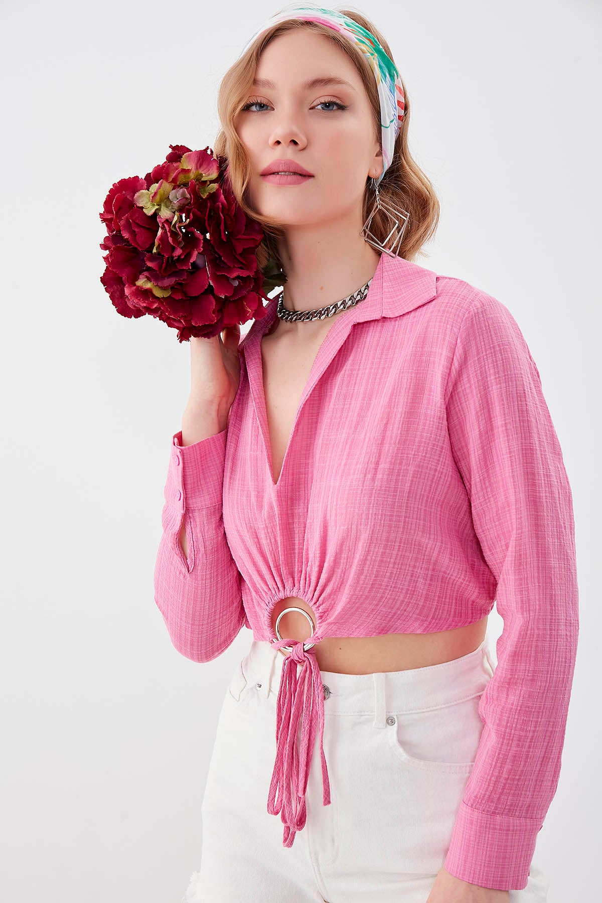 BELKA RING DETAILED V COLLAR ELASTANE CROP BLOUSE