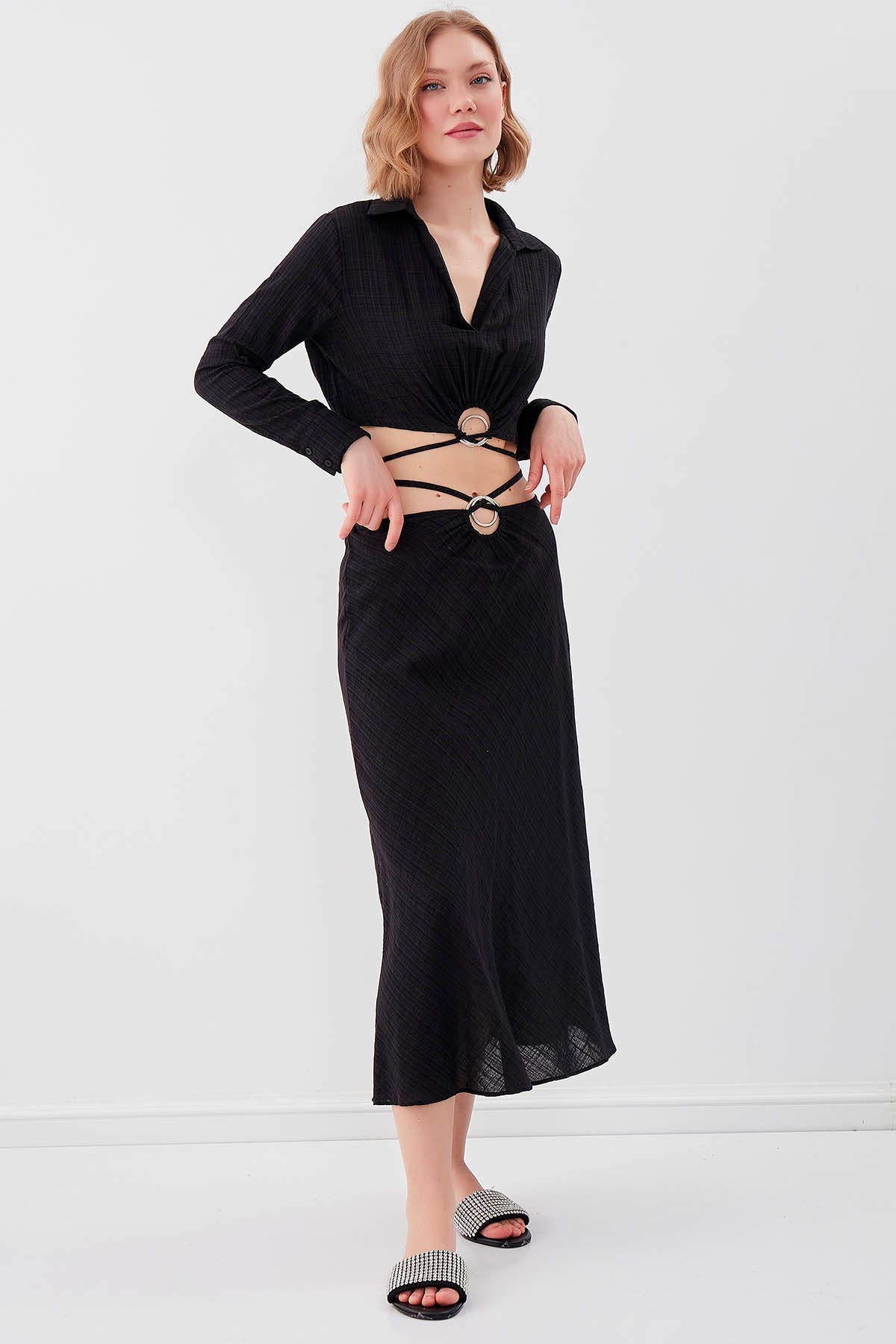 BELKA RING DETAILED V COLLAR ELASTANE CROP BLOUSE