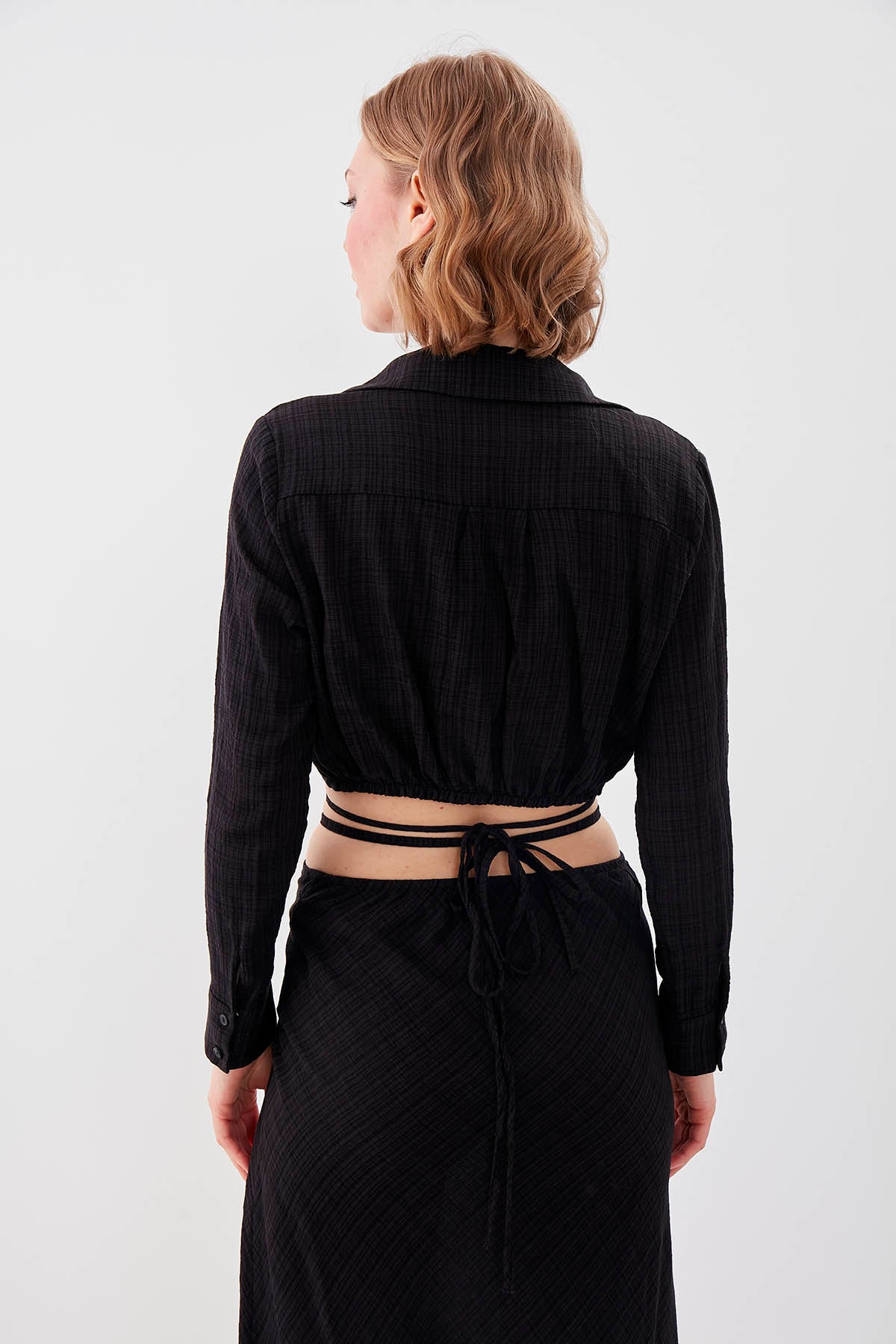 BELKA RING DETAILED V COLLAR ELASTANE CROP BLOUSE