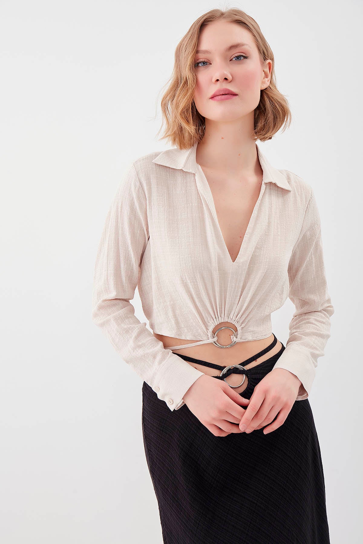 BELKA RING DETAILED V COLLAR ELASTANE CROP BLOUSE
