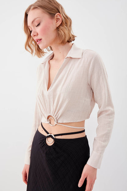 BELKA RING DETAILED V COLLAR ELASTANE CROP BLOUSE