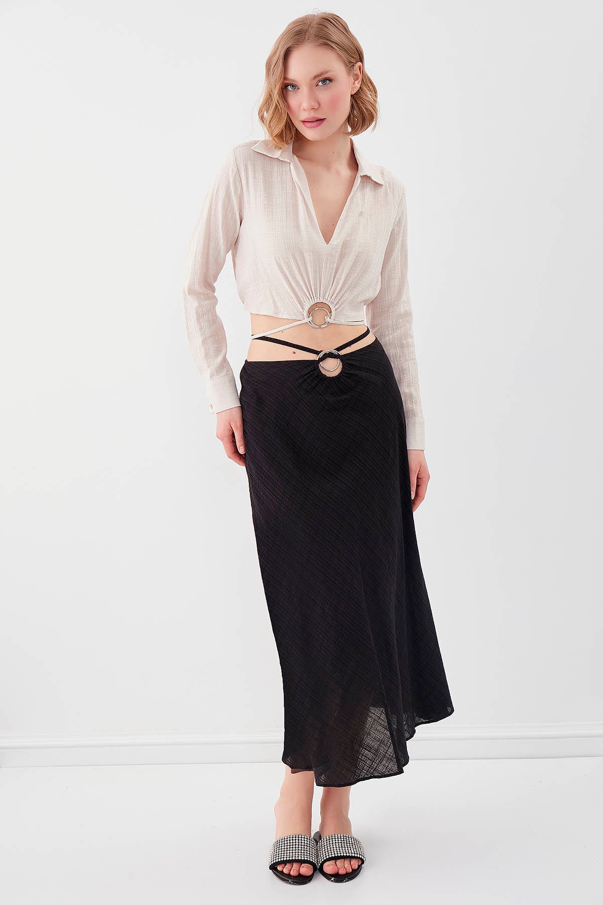 BELKA RING DETAILED V COLLAR ELASTANE CROP BLOUSE