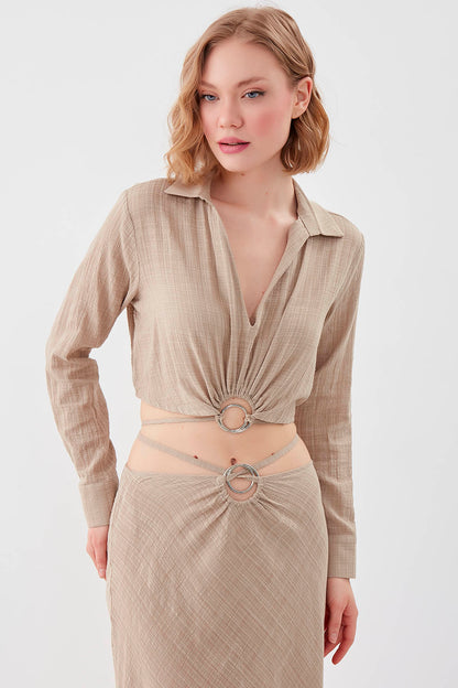 BELKA RING DETAILED V COLLAR ELASTANE CROP BLOUSE