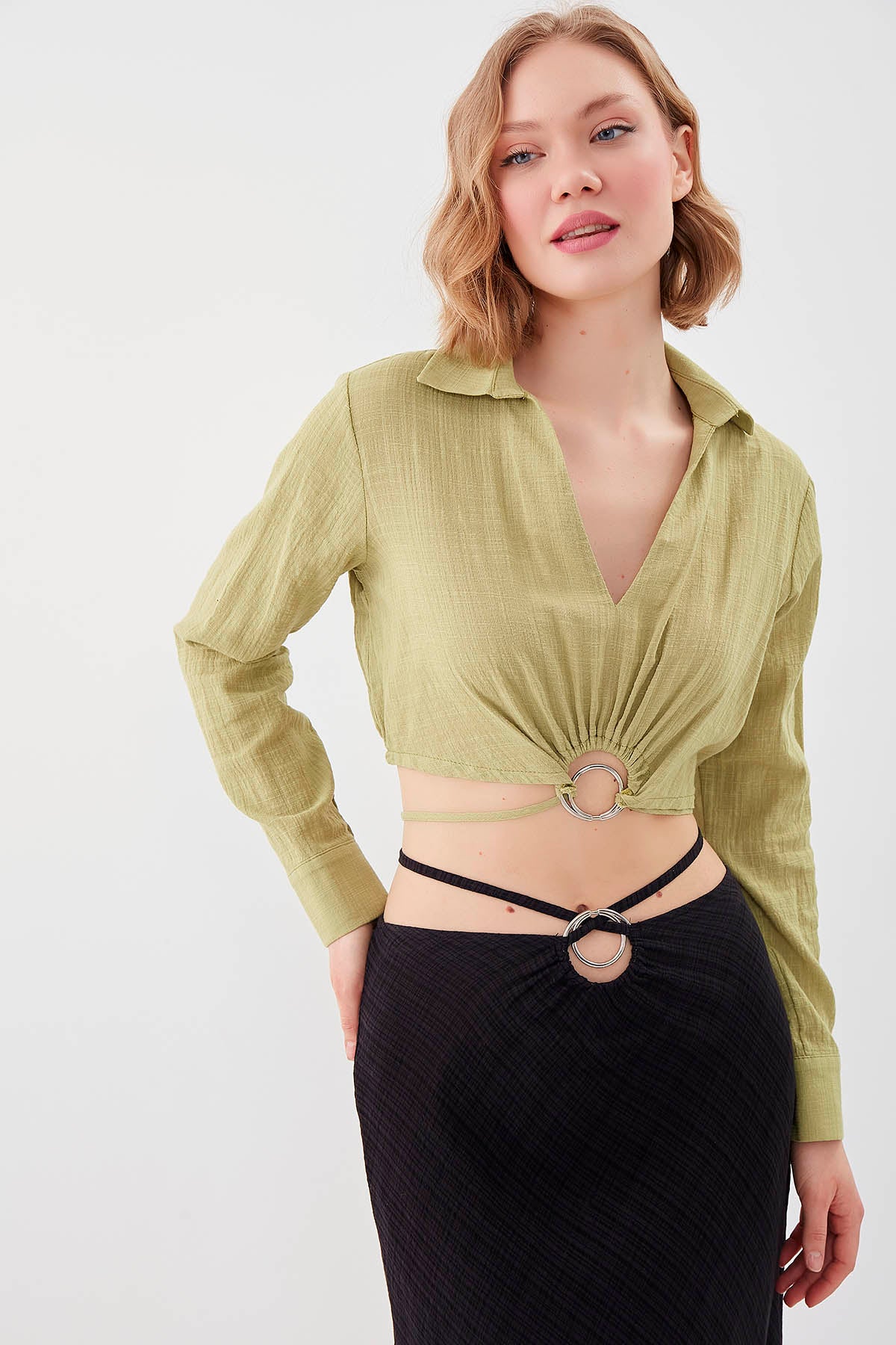 BELKA RING DETAILED V COLLAR ELASTANE CROP BLOUSE