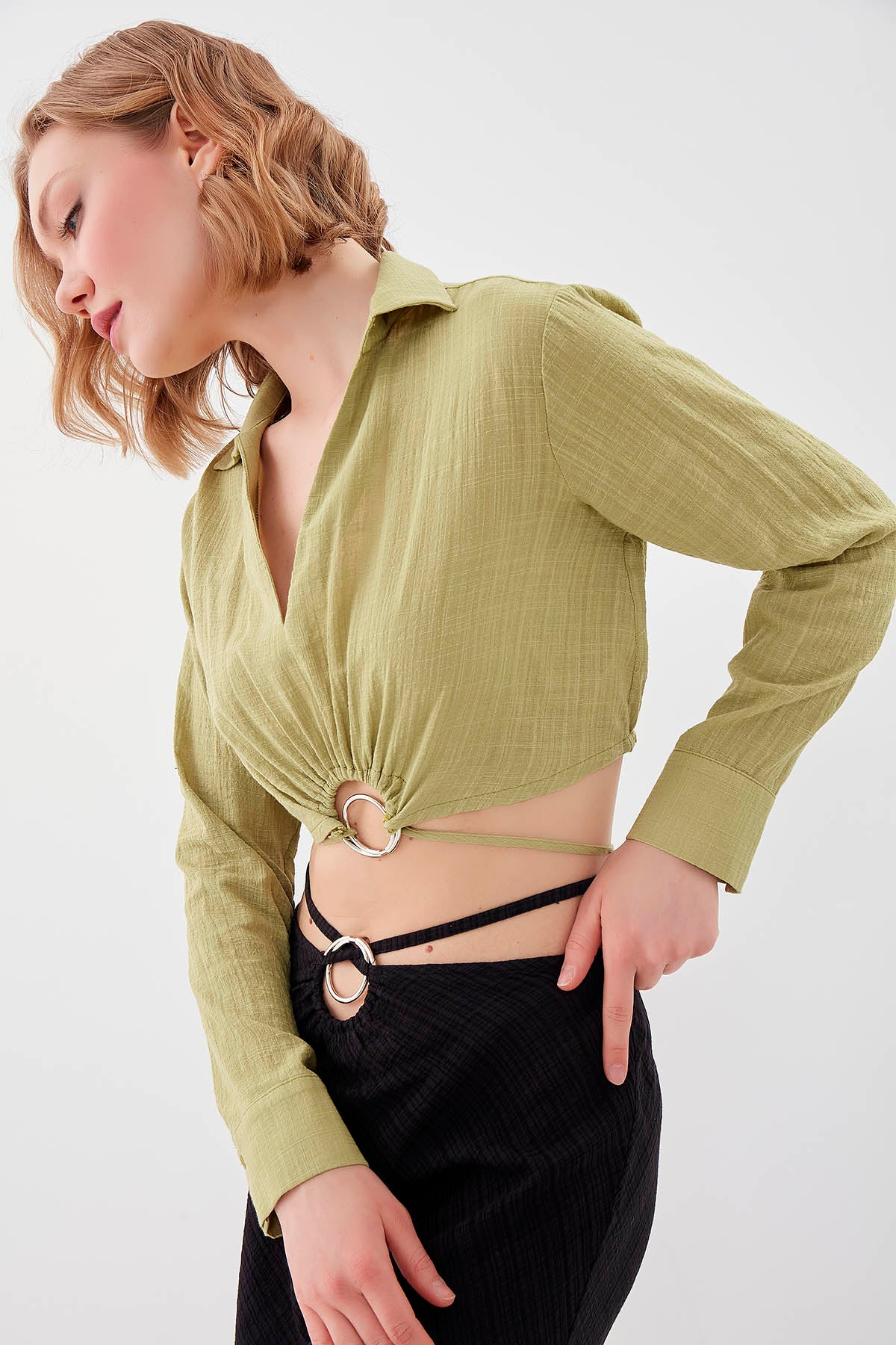 BELKA RING DETAILED V COLLAR ELASTANE CROP BLOUSE