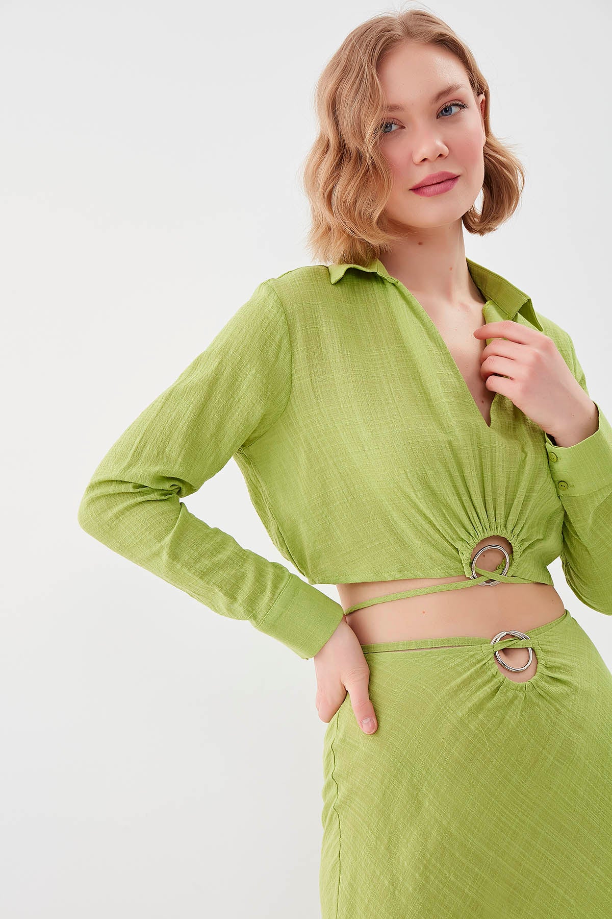BELKA RING DETAILED V COLLAR ELASTANE CROP BLOUSE