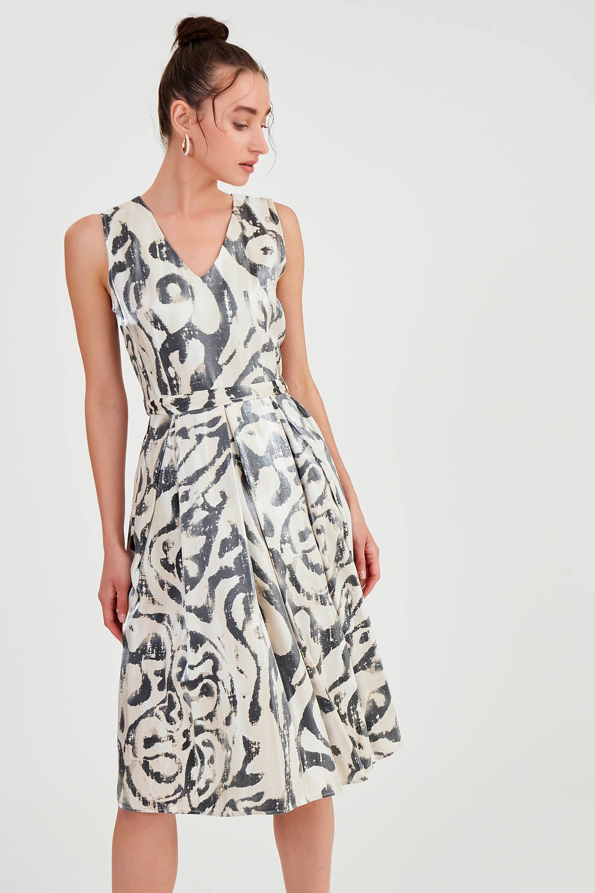 GLOSSY SATIN PATTERNED DRESS WITH BELT