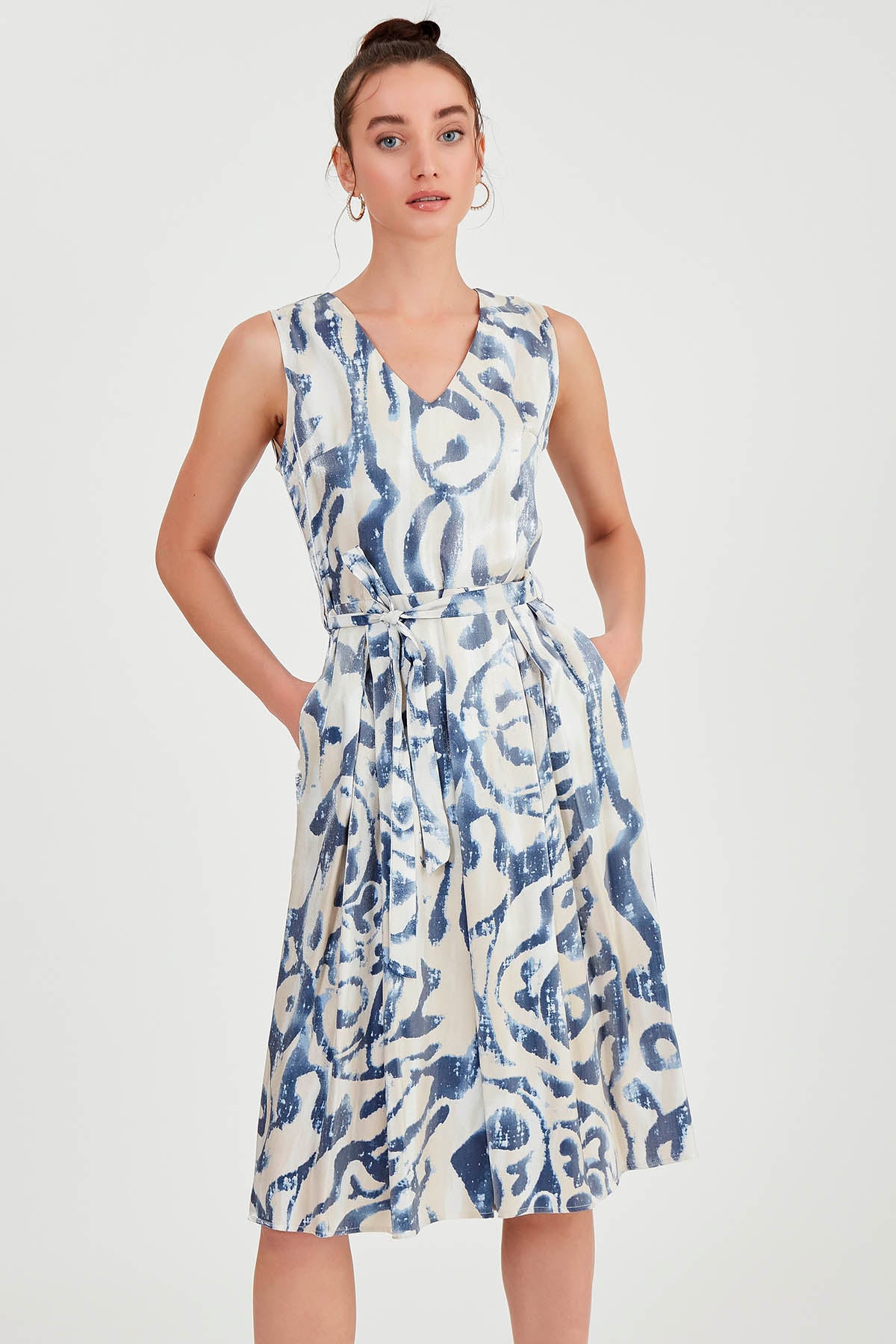 GLOSSY SATIN PATTERNED DRESS WITH BELT