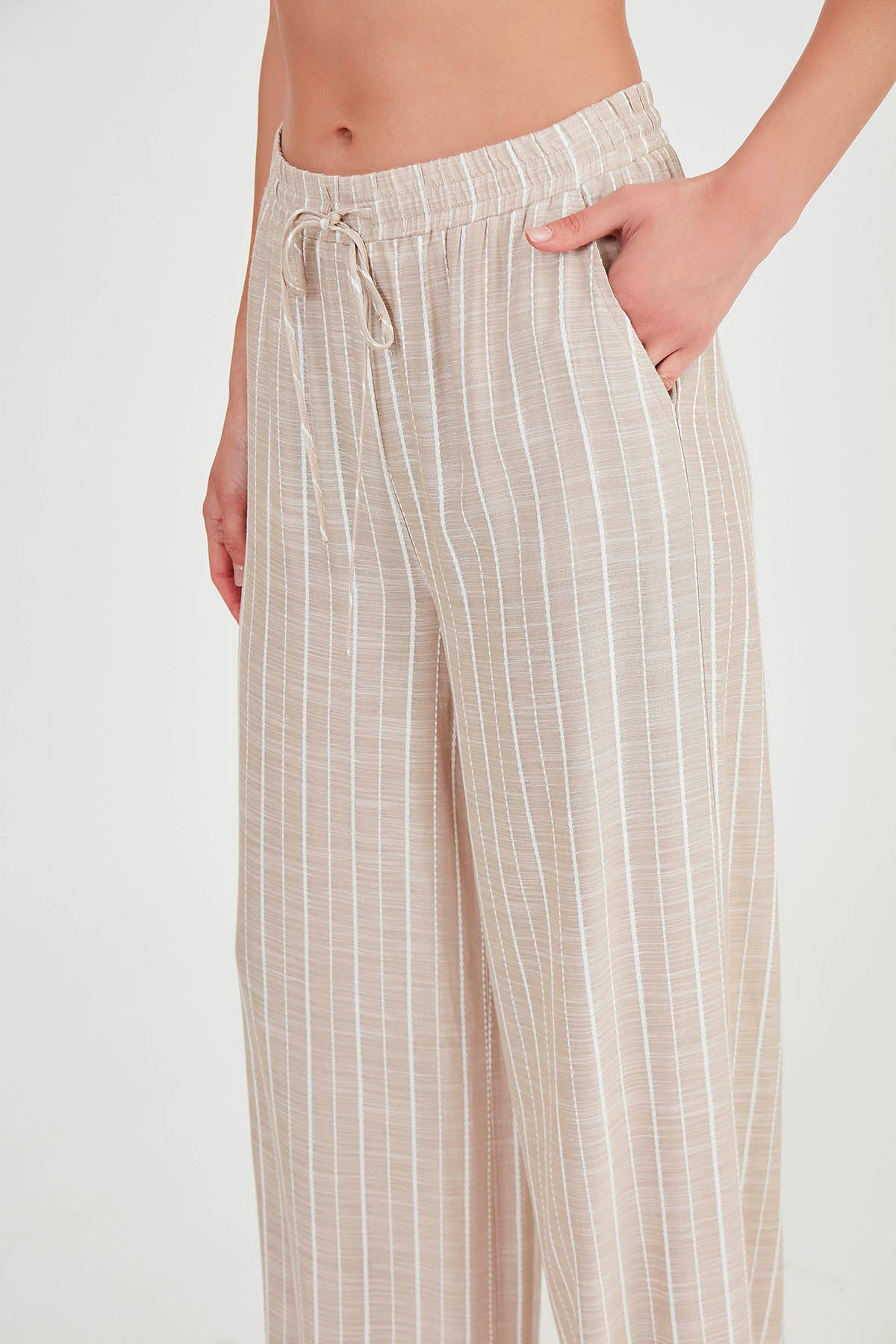 WIDE-ASPECT TROUSERS WITH BELOW-LINE LINES