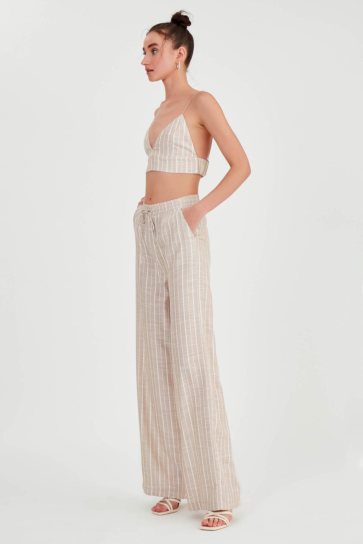 WIDE-ASPECT TROUSERS WITH BELOW-LINE LINES