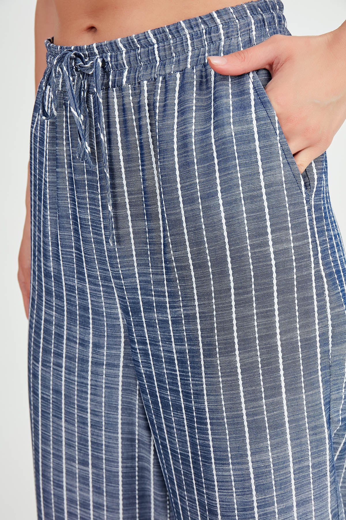 WIDE-ASPECT TROUSERS WITH BELOW-LINE LINES