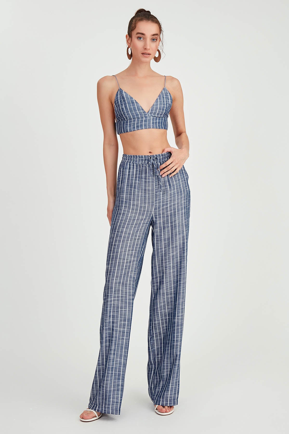 WIDE-ASPECT TROUSERS WITH BELOW-LINE LINES