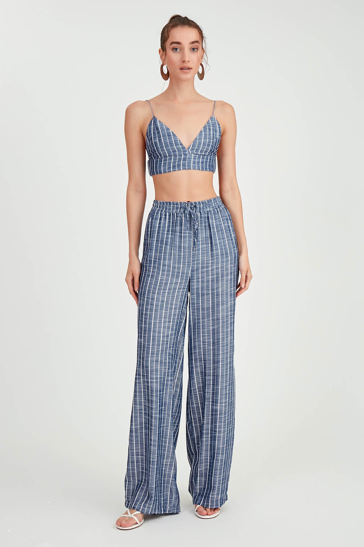 WIDE-ASPECT TROUSERS WITH BELOW-LINE LINES