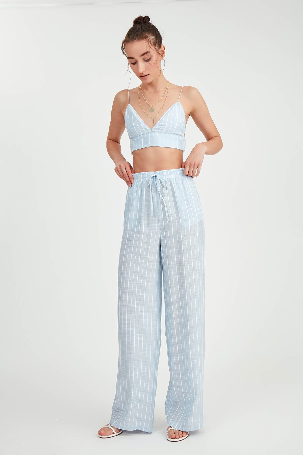 WIDE-ASPECT TROUSERS WITH BELOW-LINE LINES