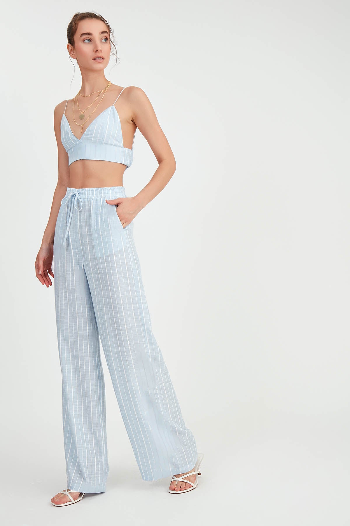 WIDE-ASPECT TROUSERS WITH BELOW-LINE LINES