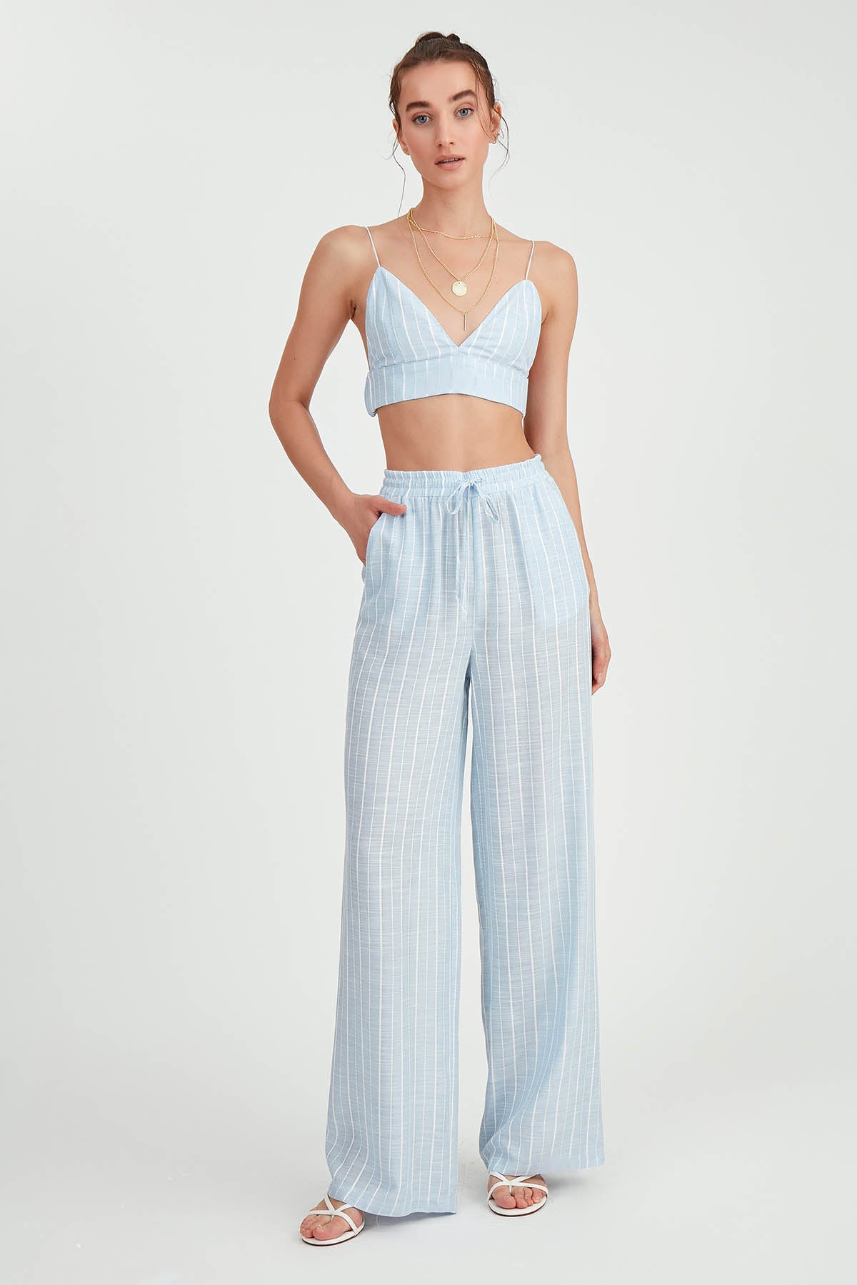 WIDE-ASPECT TROUSERS WITH BELOW-LINE LINES