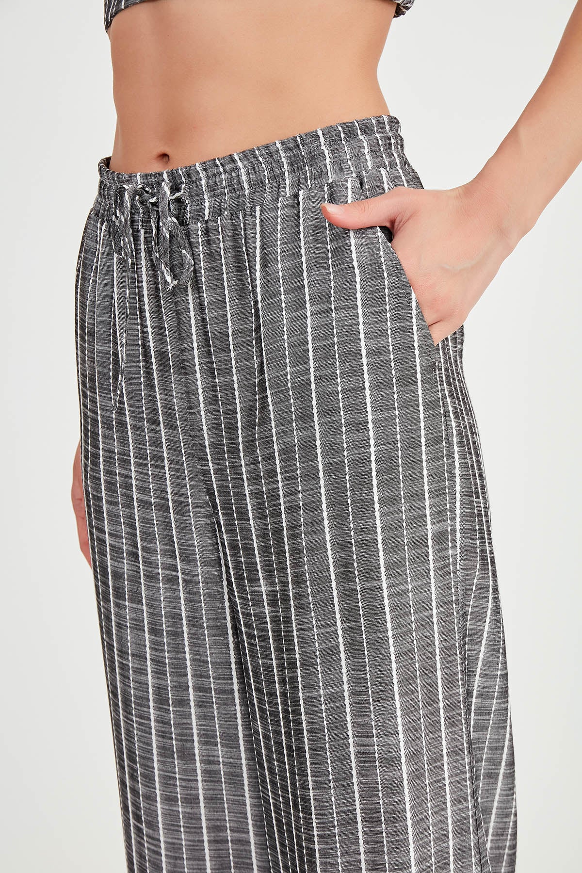 WIDE-ASPECT TROUSERS WITH BELOW-LINE LINES