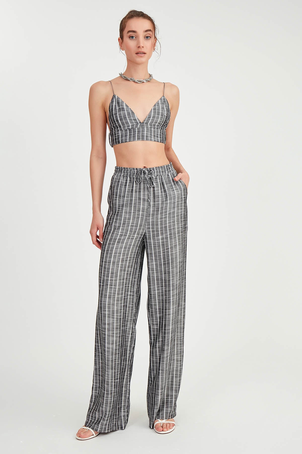 WIDE-ASPECT TROUSERS WITH BELOW-LINE LINES