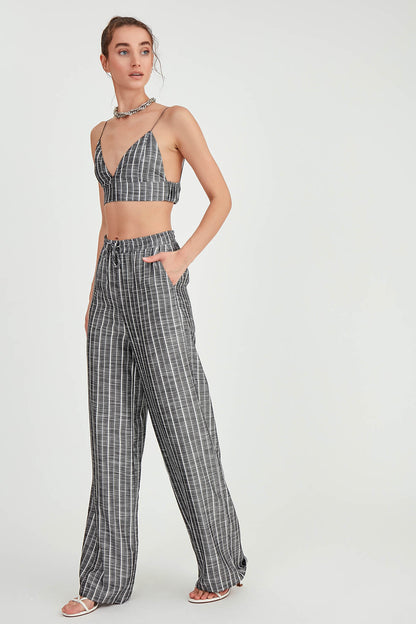 WIDE-ASPECT TROUSERS WITH BELOW-LINE LINES