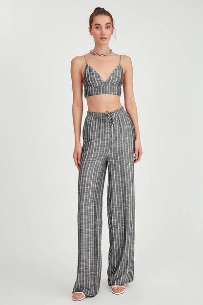WIDE-ASPECT TROUSERS WITH BELOW-LINE LINES