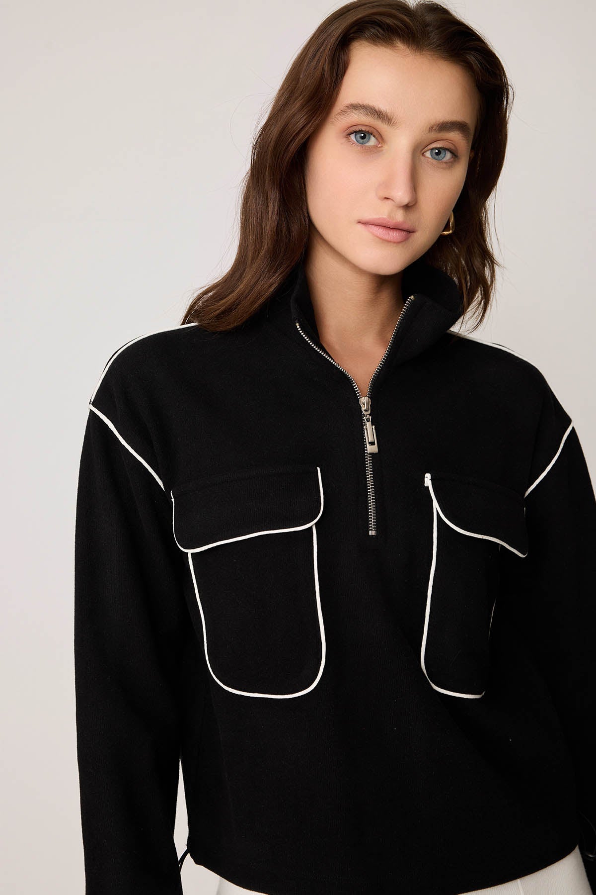 STEEP COLLAR BLOUSE WITH RUBBER CAP POCKET