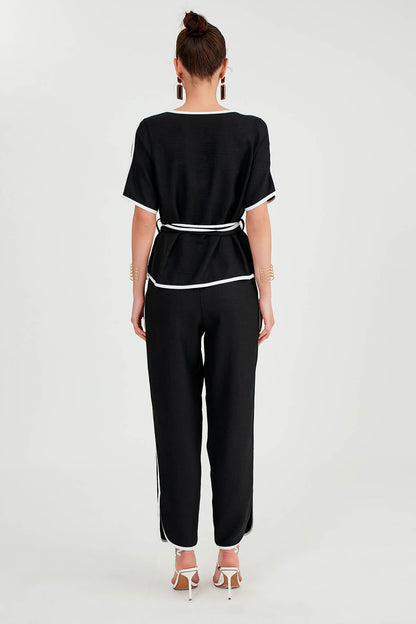 TROUSERS WITH BELOW-LINE LINES