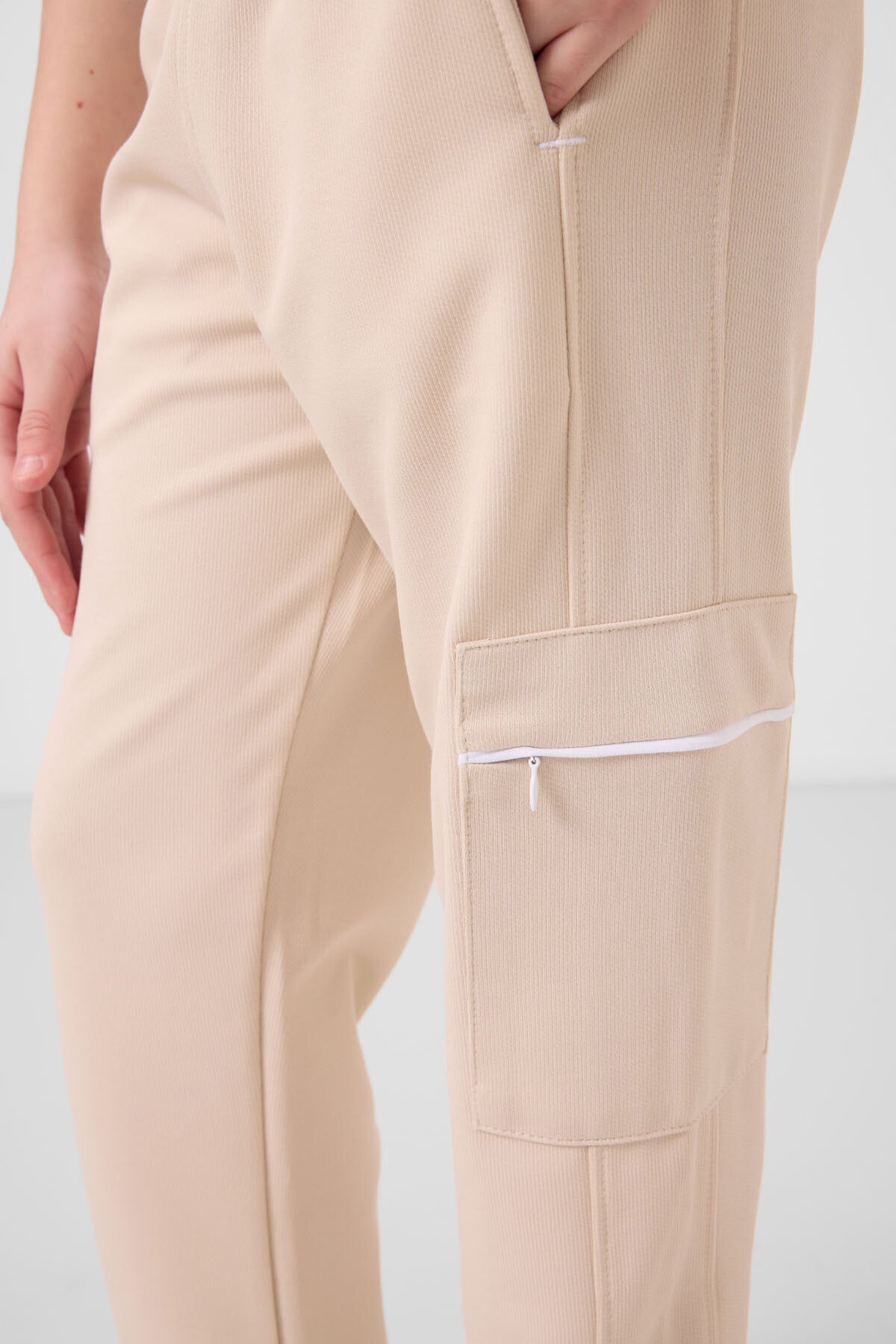 White-beige O-collar printed rubber sleeve cargo pocketed tracksuit set - 75173