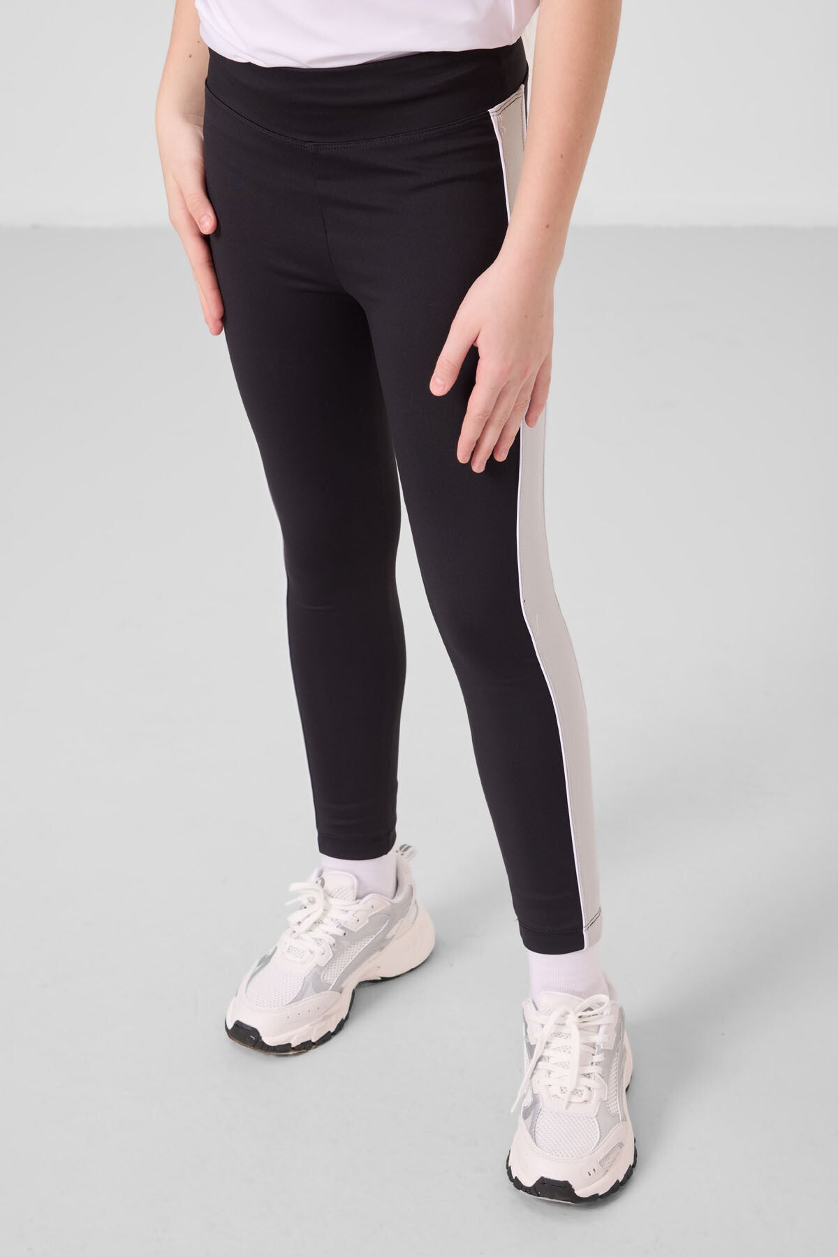 Black and white O-collar side stripe Detailed Standard Fit Performance Tights Set - 75191