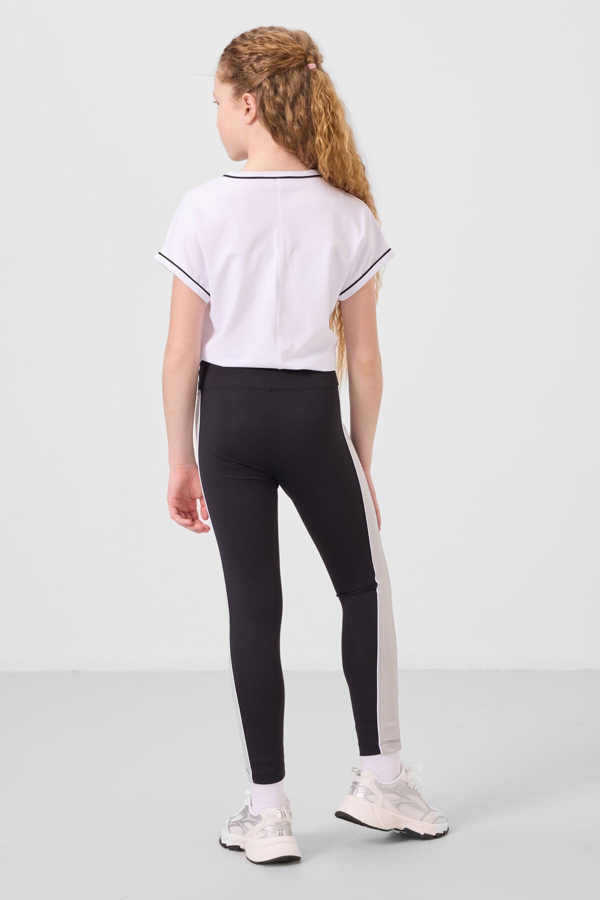 Black and white O-collar side stripe Detailed Standard Fit Performance Tights Set - 75191