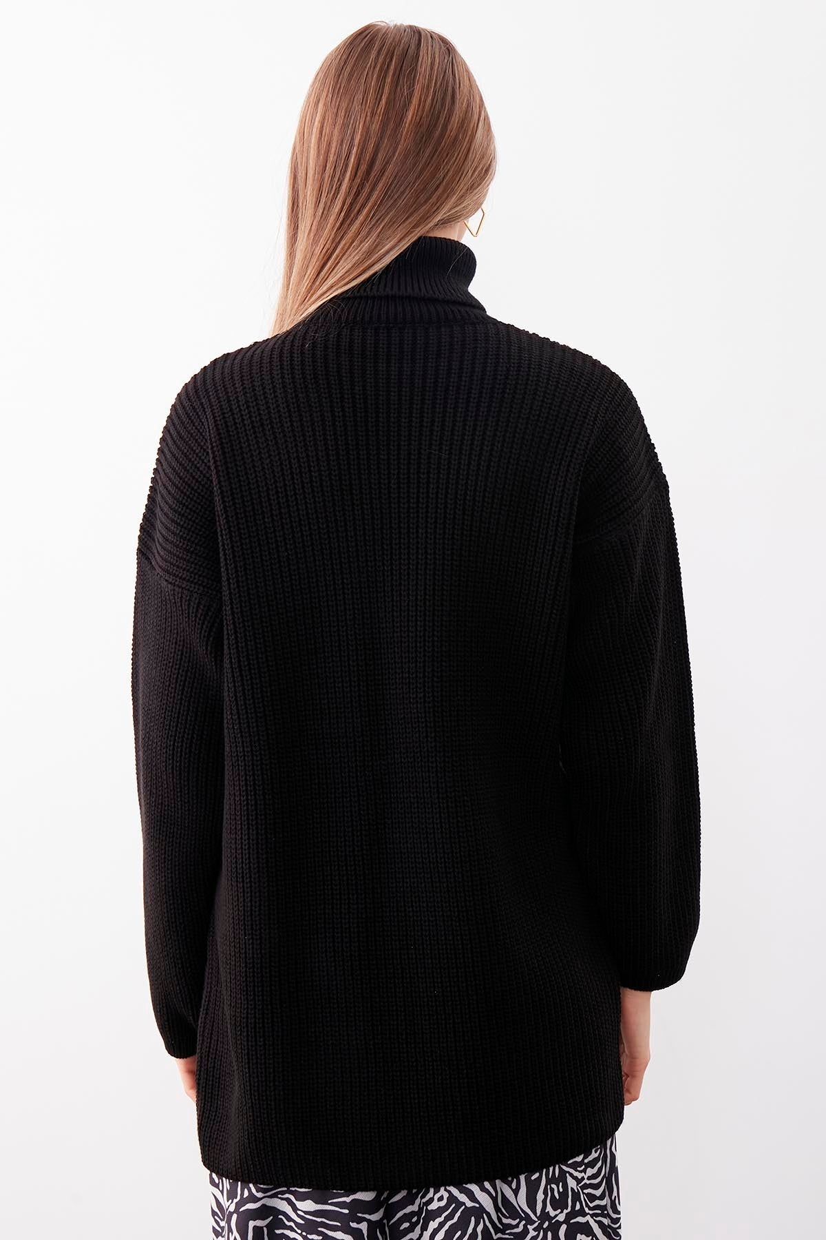 KNITTED SWEATER