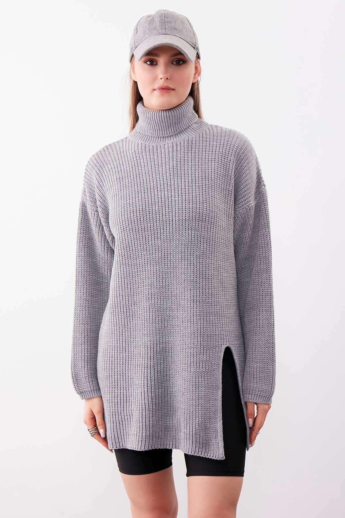 KNITTED SWEATER