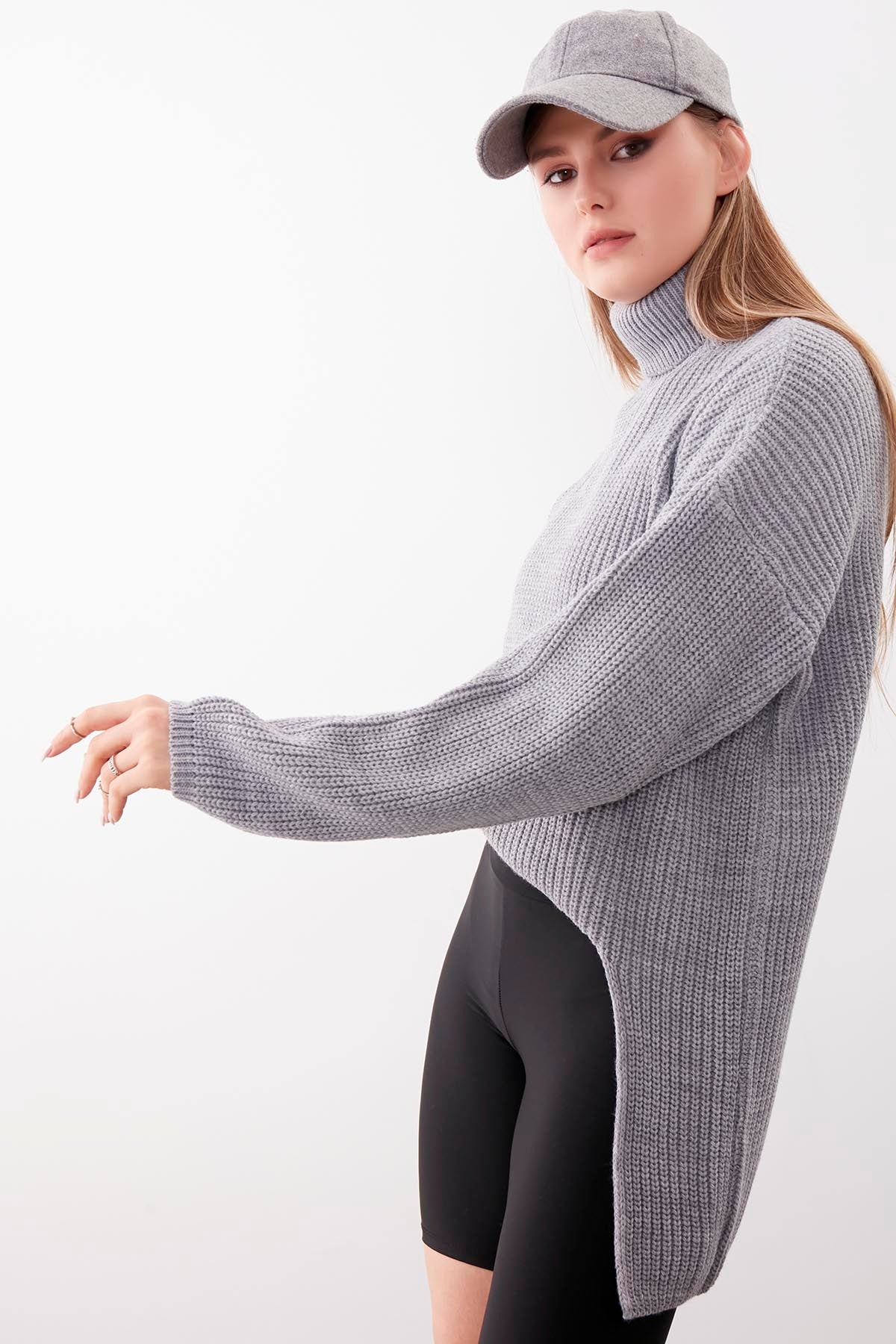KNITTED SWEATER