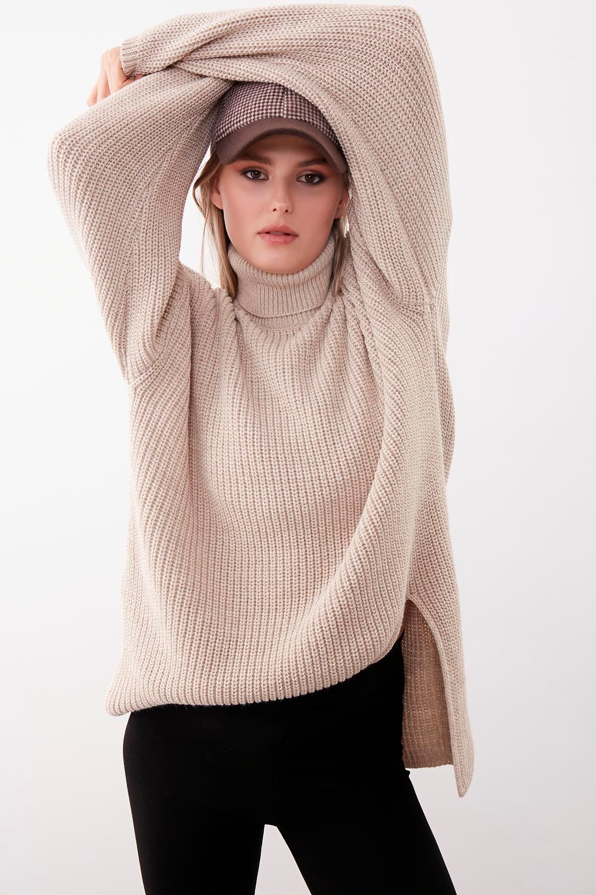 KNITTED SWEATER