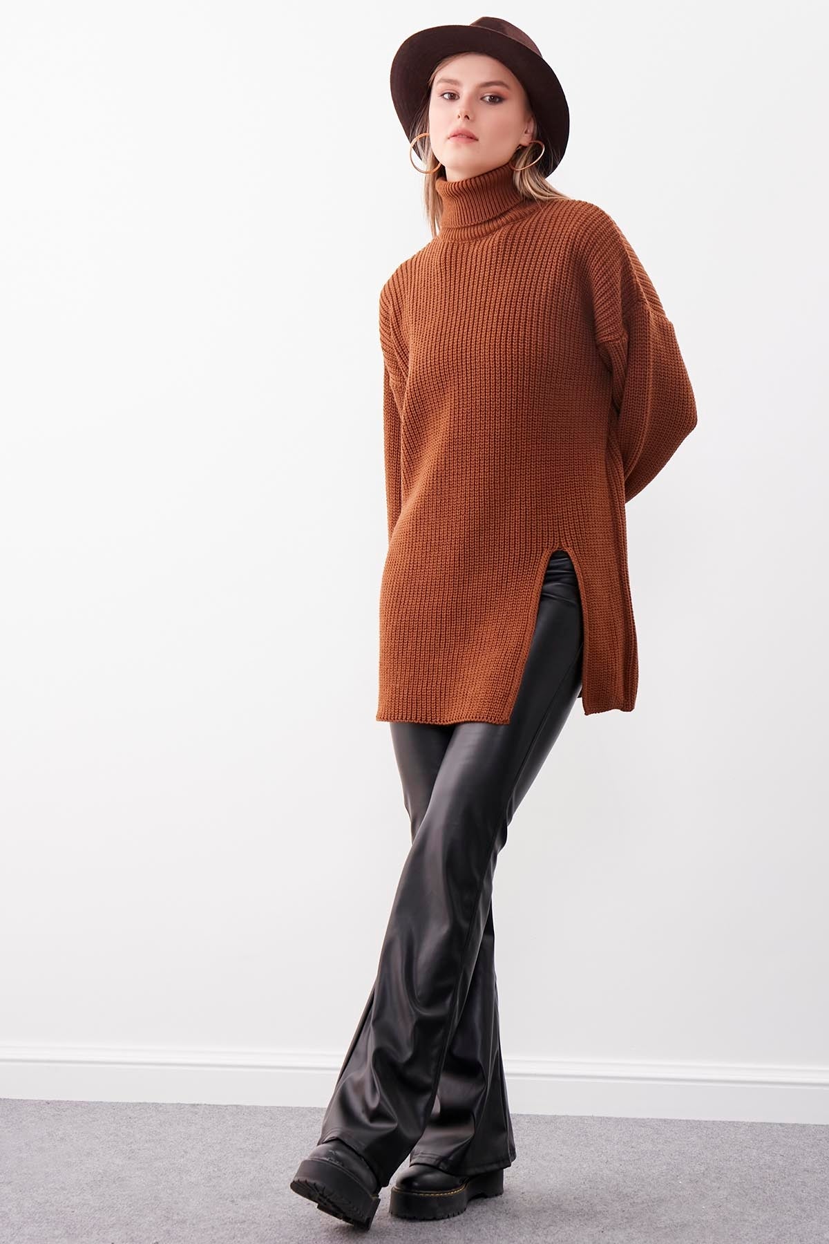 KNITTED SWEATER